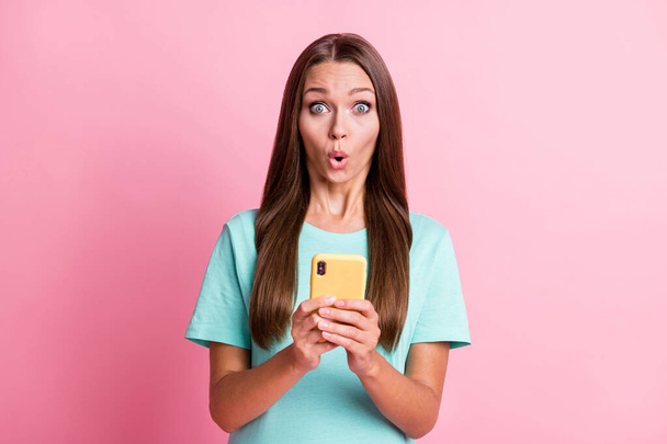 Photo portrait of amazed shocked woman browsing internet with smartphone staring isolated on pastel pink color background - Fotoğraf, Görsel