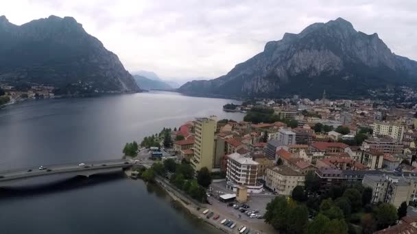 Cidade de Lecco, Itália. Vista pitoresca da pequena cidade de Lecco na margem do Lago de Como. - Filmagem, Vídeo