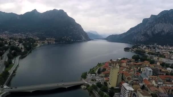 Cidade de Lecco, Itália. Vista pitoresca da pequena cidade de Lecco na margem do Lago de Como. - Filmagem, Vídeo