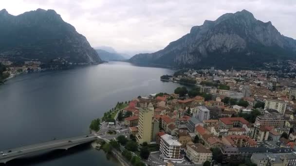 Ciudad de Lecco, Italia. Pintoresca vista de la pequeña ciudad de Lecco en la orilla del Lago de Como. - Imágenes, Vídeo
