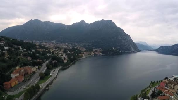 Ciudad de Lecco, Italia. Pintoresca vista de la pequeña ciudad de Lecco en la orilla del Lago de Como. - Metraje, vídeo
