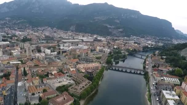 Miasto Lecco, Włochy. Malowniczy widok na małe miasto Lecco na brzegu jeziora Como. - Materiał filmowy, wideo