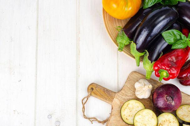 Sliced eggplant slices on wooden board, seasonal vegetables for cooking. Studio Photo. - Φωτογραφία, εικόνα