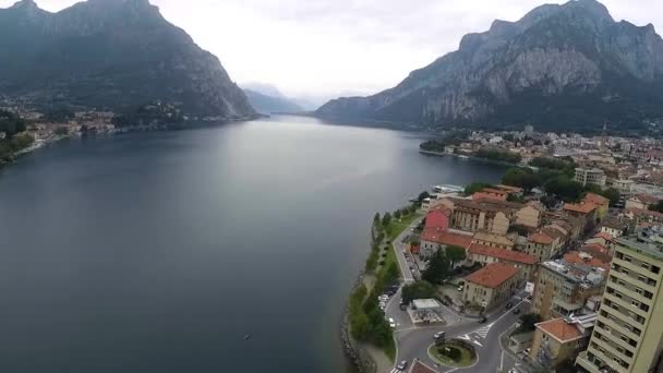 Ciudad de Lecco, Italia. Pintoresca vista de la pequeña ciudad de Lecco en la orilla del Lago de Como. - Metraje, vídeo