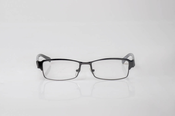 Beyaz arkaplanda ön görünüm siyah gözlükleri kopyala - Fotoğraf, Görsel
