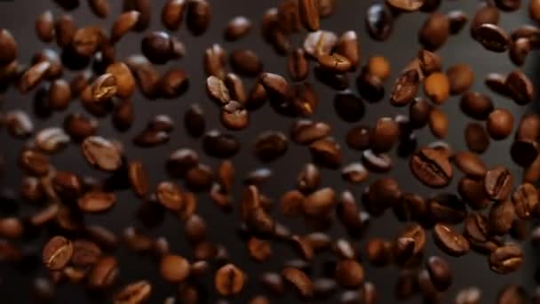 Hermosos granos de café aromáticos sobre un fondo negro. Super cámara lenta. Macro - Imágenes, Vídeo