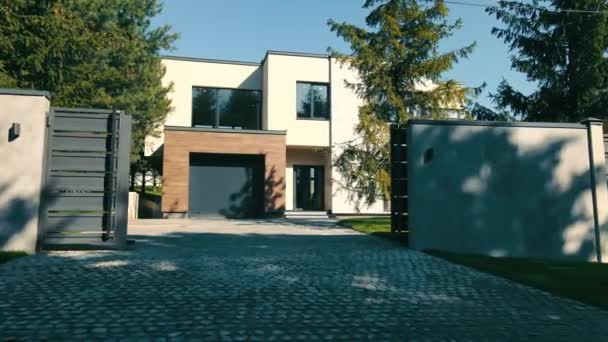 A ház modern külseje. ház saját területtel és nagy panorámás ablakokkal. Egy kis kertvárosi ház modern stílusban. - Felvétel, videó