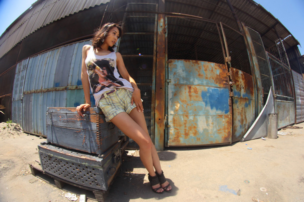 dívka na pozadí opuštěného skladu - Fotografie, Obrázek