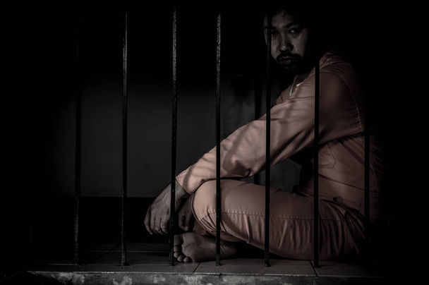 Portret mężczyzny zdesperowanego, by złapać żelazne więzienie, koncepcja więźnia - Zdjęcie, obraz