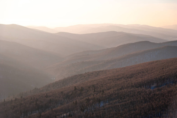 Mountain peaks in the setting sun on a winter day, Bieszczady Mountains, Poland - Foto, Imagem