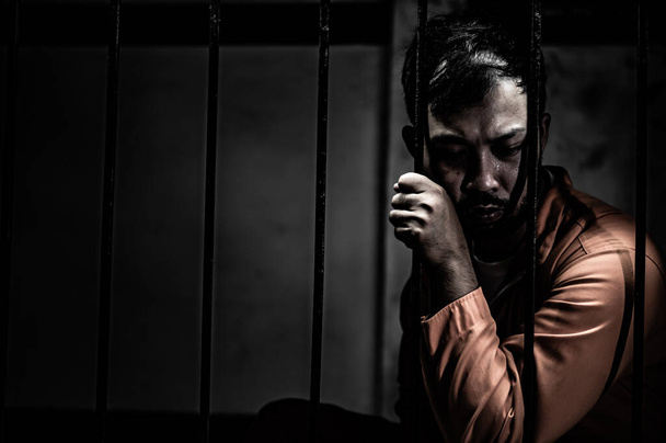 Ritratto di uomo alla disperata ricerca di una prigione di ferro, concetto di prigioniero - Foto, immagini