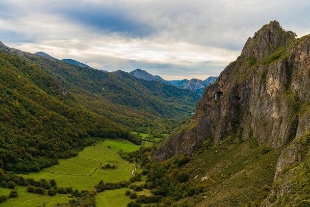 Paysage automnal dans le parc naturel de Somiedo dans les Asturies.  - Photo, image