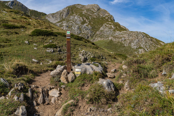 Panneau indicateur dans le parc naturel de Somiedo dans les Asturies, Espagne  - Photo, image