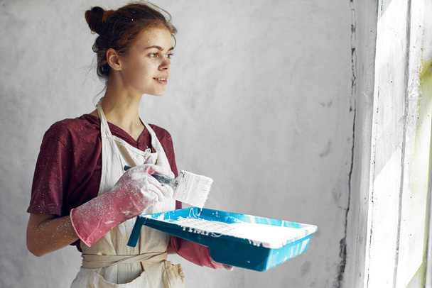 kobieta z pędzlem w rękach farba wewnątrz domu remont wnętrz - Zdjęcie, obraz