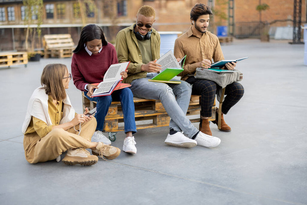 I giovani studenti leggono libri nel campus universitario - Foto, immagini