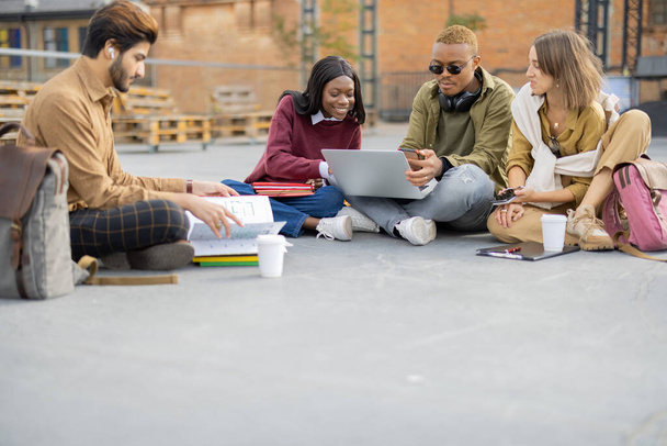 Studenten lernen auf Asphalt am Uni-Campus - Foto, Bild