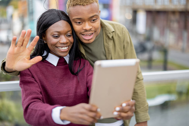 Estudiantes negros con videollamada en tableta digital - Foto, Imagen