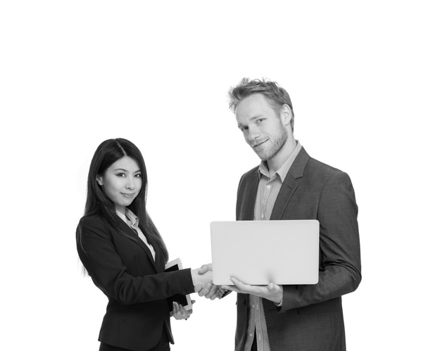 Inter raciale business-overeenkomst. man en vrouw handen schudden. is - Foto, afbeelding