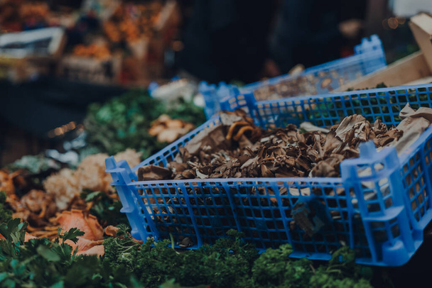 Erilaisia sieniä myynnissä torilla Borough Marketissa, Lontoossa, Yhdistyneessä kuningaskunnassa. Valikoiva painopiste. - Valokuva, kuva