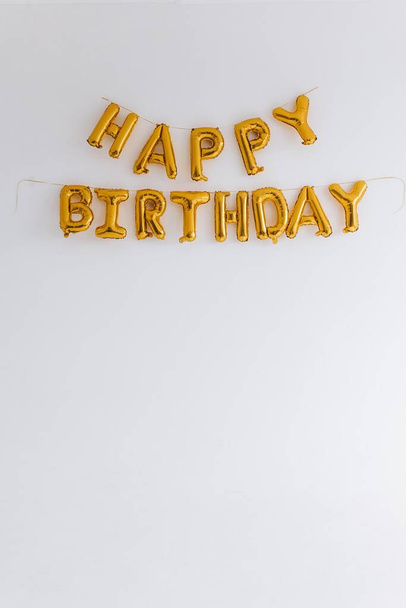 Buon compleanno palloncini su sfondo bianco - Foto, immagini