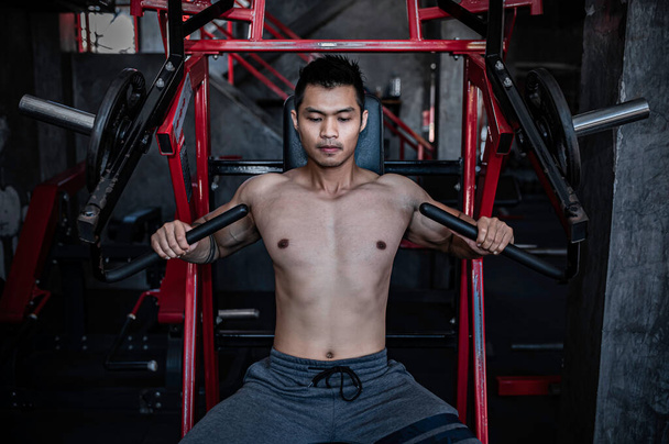 Portret Azjaty z dużymi mięśniami na siłowni, Trening dla dobrego zdrowia - Zdjęcie, obraz