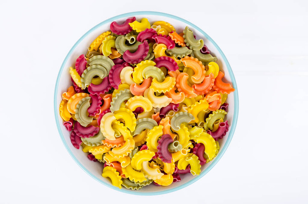 Kleurrijke pasta met de toevoeging van plantaardige natuurlijke kleurstoffen, gezond eten. Foto van de studio - Foto, afbeelding