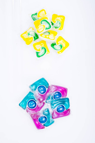 Capsules multicolores avec gel pour laver les vêtements et la vaisselle. Photo Studio - Photo, image