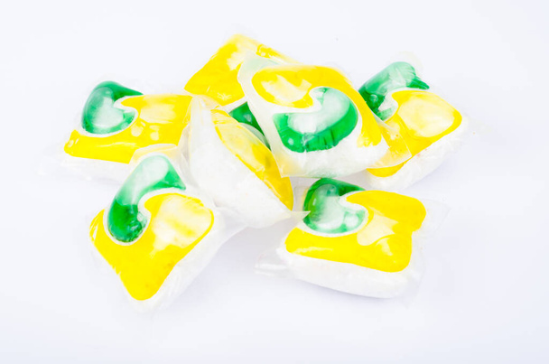 Bunte Kapseln mit Gel zum Waschen von Kleidung und Geschirr. Studioaufnahme - Foto, Bild