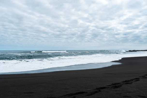 General view of Pichilemu on a cloudy day with its characteristic black sand. - Valokuva, kuva