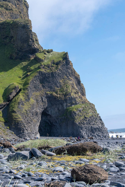 Пейзаж гигантской пещеры в Рейнисфьяре Черный песок пляж Вик Исландия - Фото, изображение