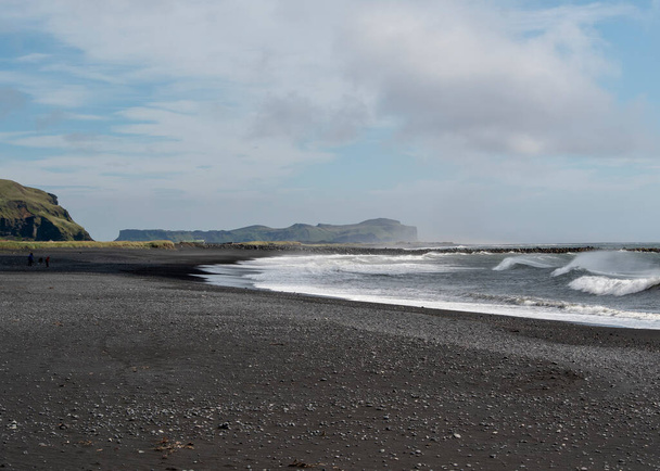 ヴィックの崖と黒砂のビーチの曇りの風景 - 写真・画像