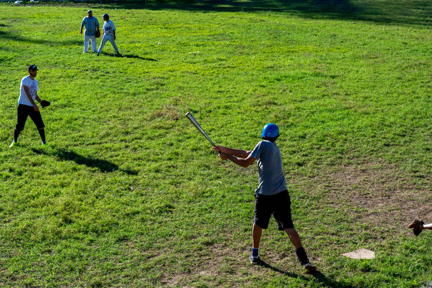 Сальвадор, Бахия, Бразилия - 31 августа 2014 года; Люди, играющие в бейсбол в выставочном парке Сальвадор, Бахия. - Фото, изображение