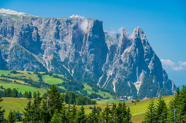 Vista del pico de Sciliar desde la meseta de Seiser Alm en Tirol del Sur, Italia - Foto, Imagen