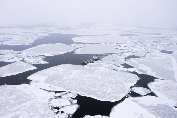 The ship is in the sea among the ice. - Foto, Bild