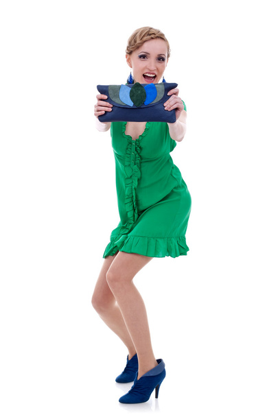 素敵な財布を示す緑のドレスを着た女性 - 写真・画像