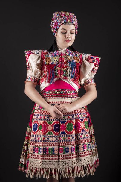 Νεαρή όμορφη γυναίκα με παραδοσιακό φόρεμα. Σλοβακική λαϊκή παράδοση - Φωτογραφία, εικόνα