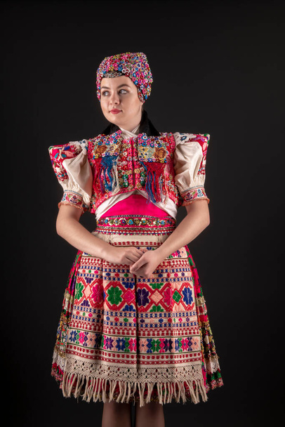 Junge schöne slowakische Frau in traditioneller Kleidung. Slowakische Folklore - Foto, Bild