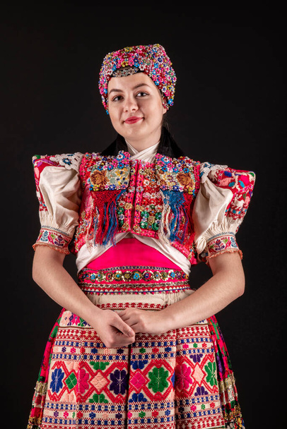 Jeune belle femme slovaque en robe traditionnelle. Folklorique slovaque - Photo, image