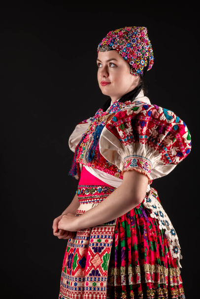 Fiatal gyönyörű szlovák nő hagyományos ruhában. Szlovák folklór - Fotó, kép