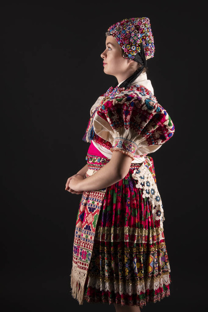 Mladá krásná slovenská žena v tradičních šatech. Slovenský folklór - Fotografie, Obrázek