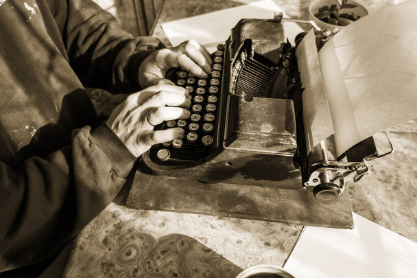 Pisarz pisze książkę na starej maszynie do pisania. Stara antyczna maszyna do pisania.. - Zdjęcie, obraz