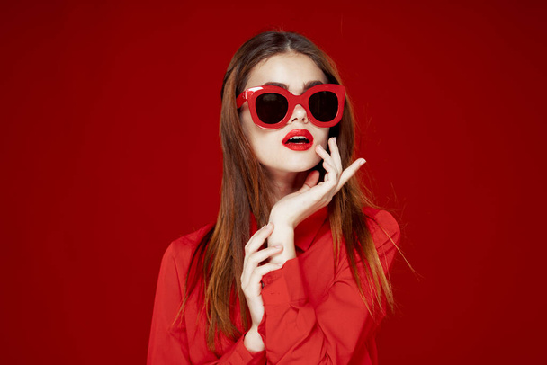 vidám nő piros inges napszemüvegben Glamor közelkép - Fotó, kép
