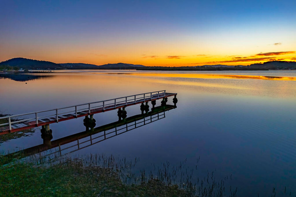 Sunrise witha  light smattering of clouds at Woy Woy Waterfront on the Central Coast, NSW, Australia. - Foto, Imagem