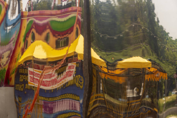 Reflexiones abstractas multicolores en el parque de atracciones. Contexto - Foto, Imagen