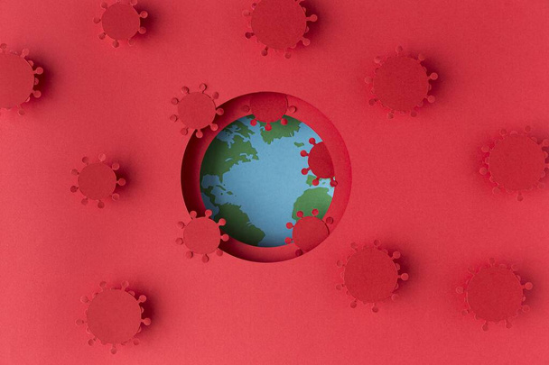 globo di terra fatto di carta con coronavirus. Foto di alta qualità - Foto, immagini
