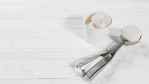 cuillère avec boule de crème glacée près de tasse. Photo de haute qualité - Photo, image
