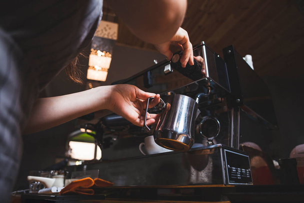 barista femenina prepara café expreso de cafetera caf. Foto de alta calidad - Foto, Imagen