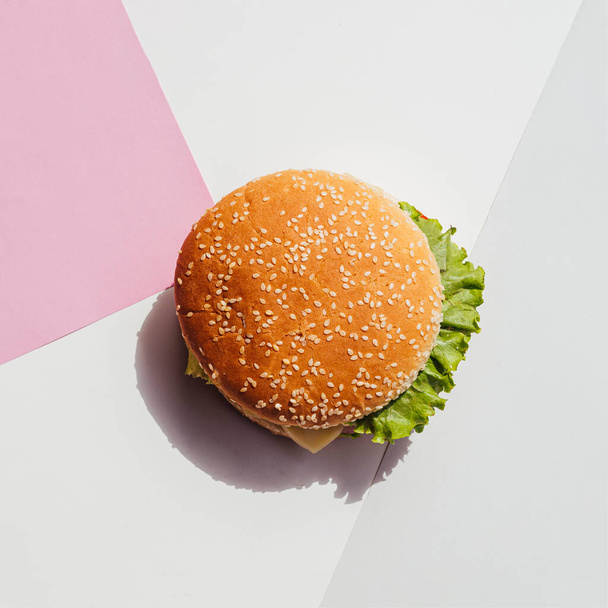 flat lay hamburger sfondo semplice. Foto di alta qualità - Foto, immagini