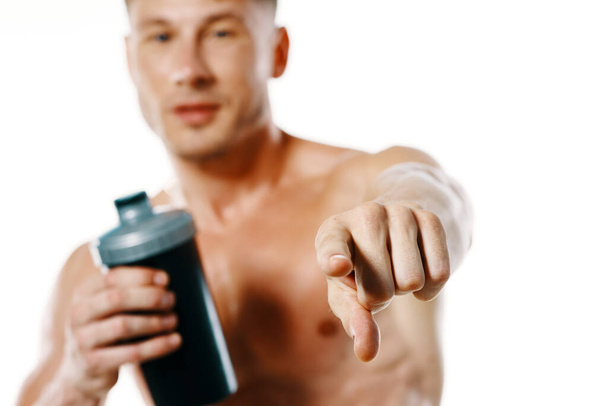 athletic man with a pumped-up torso drink bottle sportspit - Foto, afbeelding