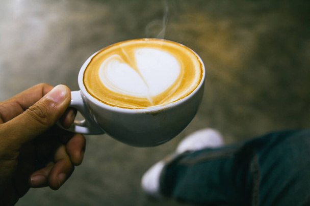 Kézzel tartott csésze forró kávé kávézó fényben reggel - Fotó, kép
